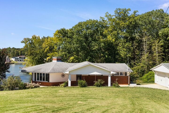 Property Photo:  85 Kilcoole St  AL 35661 