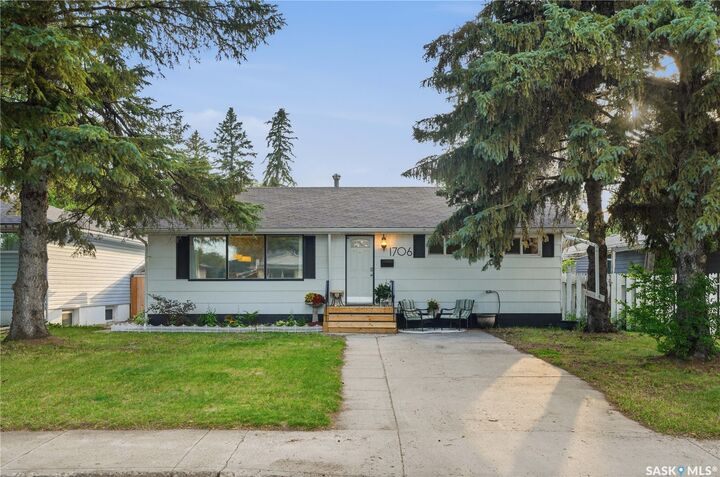 Property Photo: 1706 Ewart Avenue SK S7H 2L2