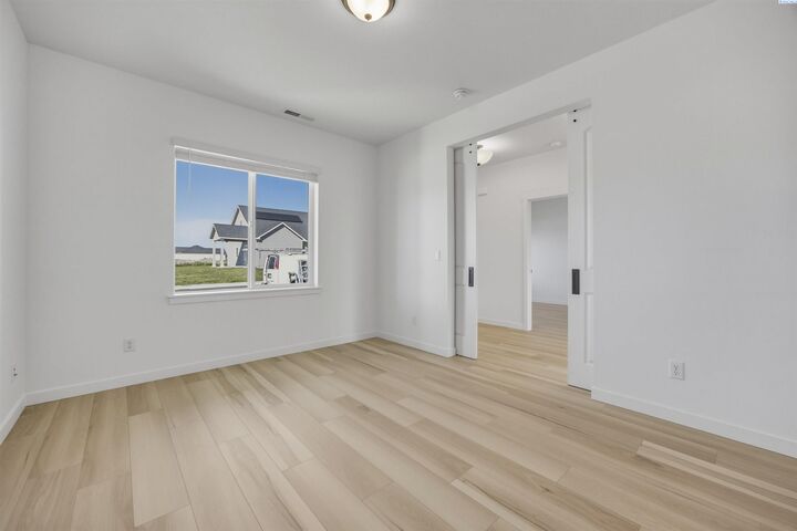 Property Photo:  128 Scott Rd  WA 99350 