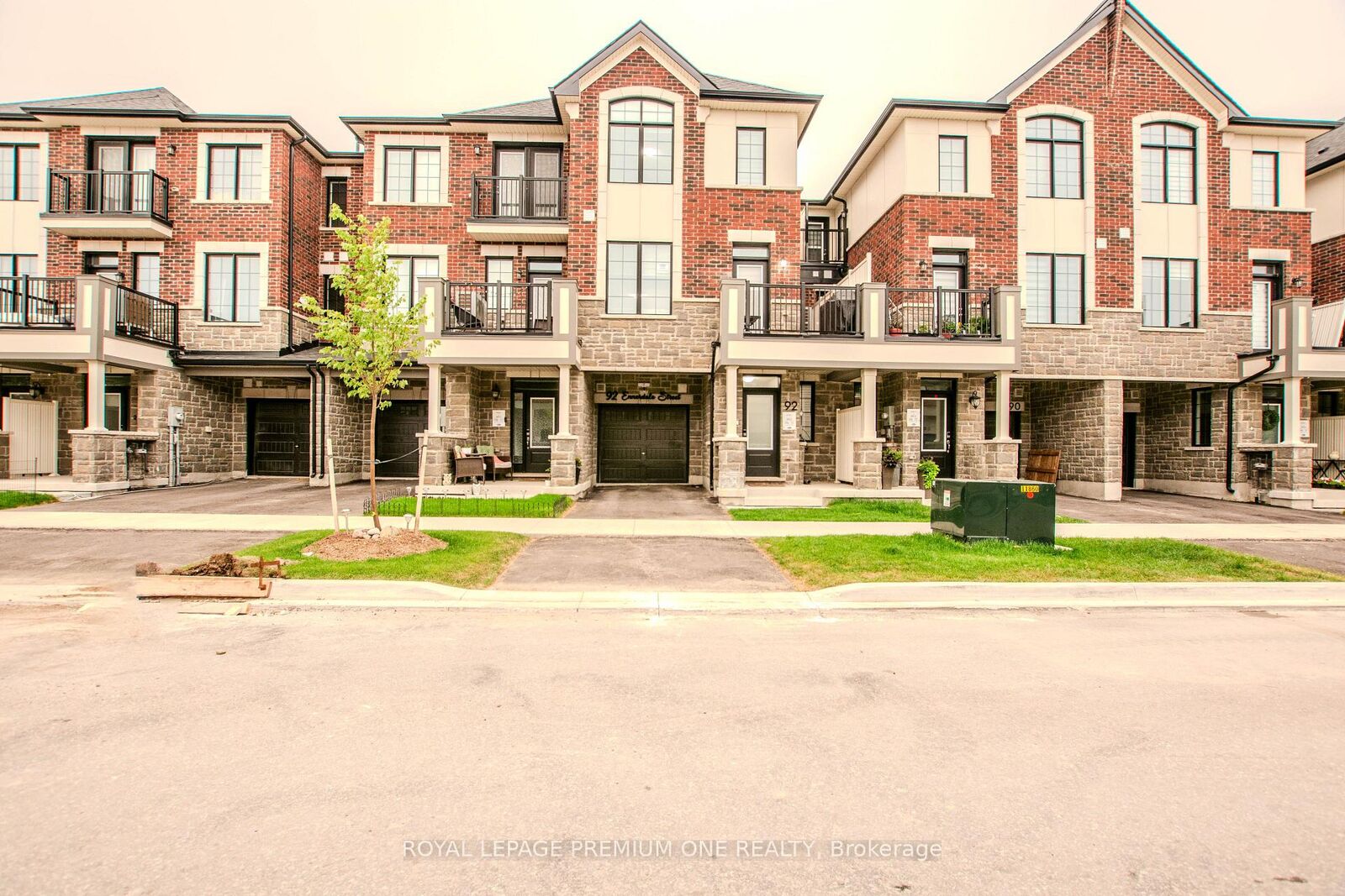Property Photo:  92 Ennerdale Street  ON L9J 1A4 