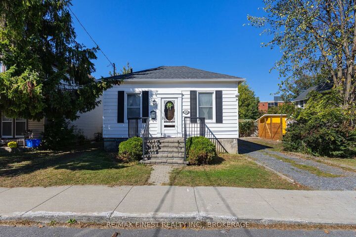 Property Photo:  125 James Street  ON K7K 1Z5 