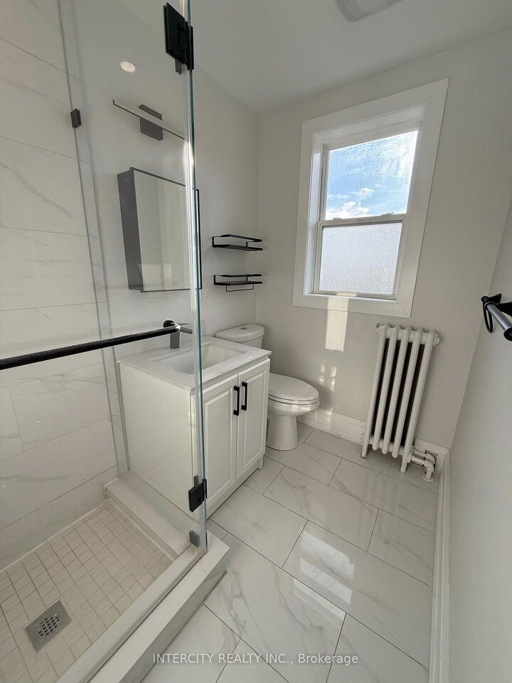 Property Photo:  380 Clinton Street Upper  ON M6G 2Z2 