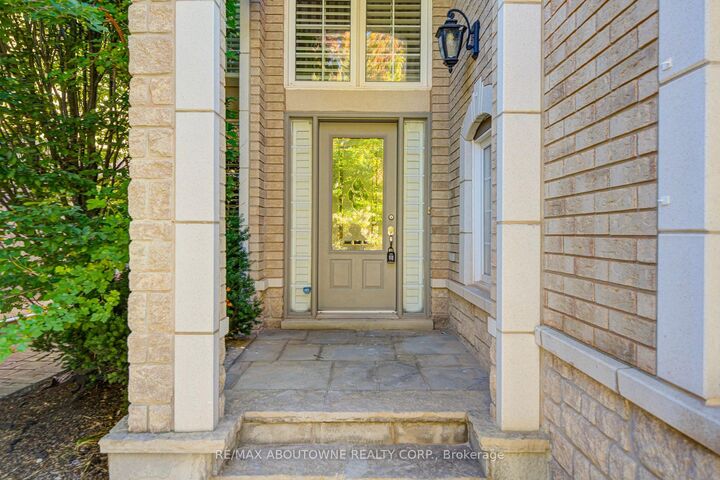 Property Photo:  2435 Hertfordshire Way  ON L6H 7M8 