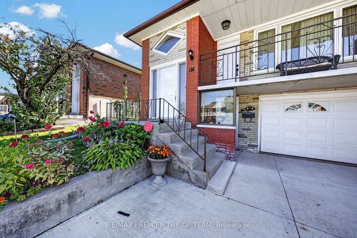 Property Photo:  97 Firgrove Crescent  ON M3N 1K5 