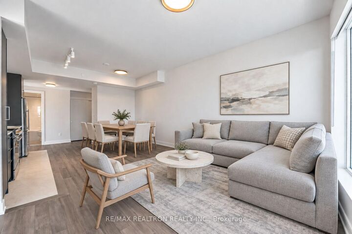 Property Photo:  2525 Bathurst Street 904  ON M6B 2Y9 