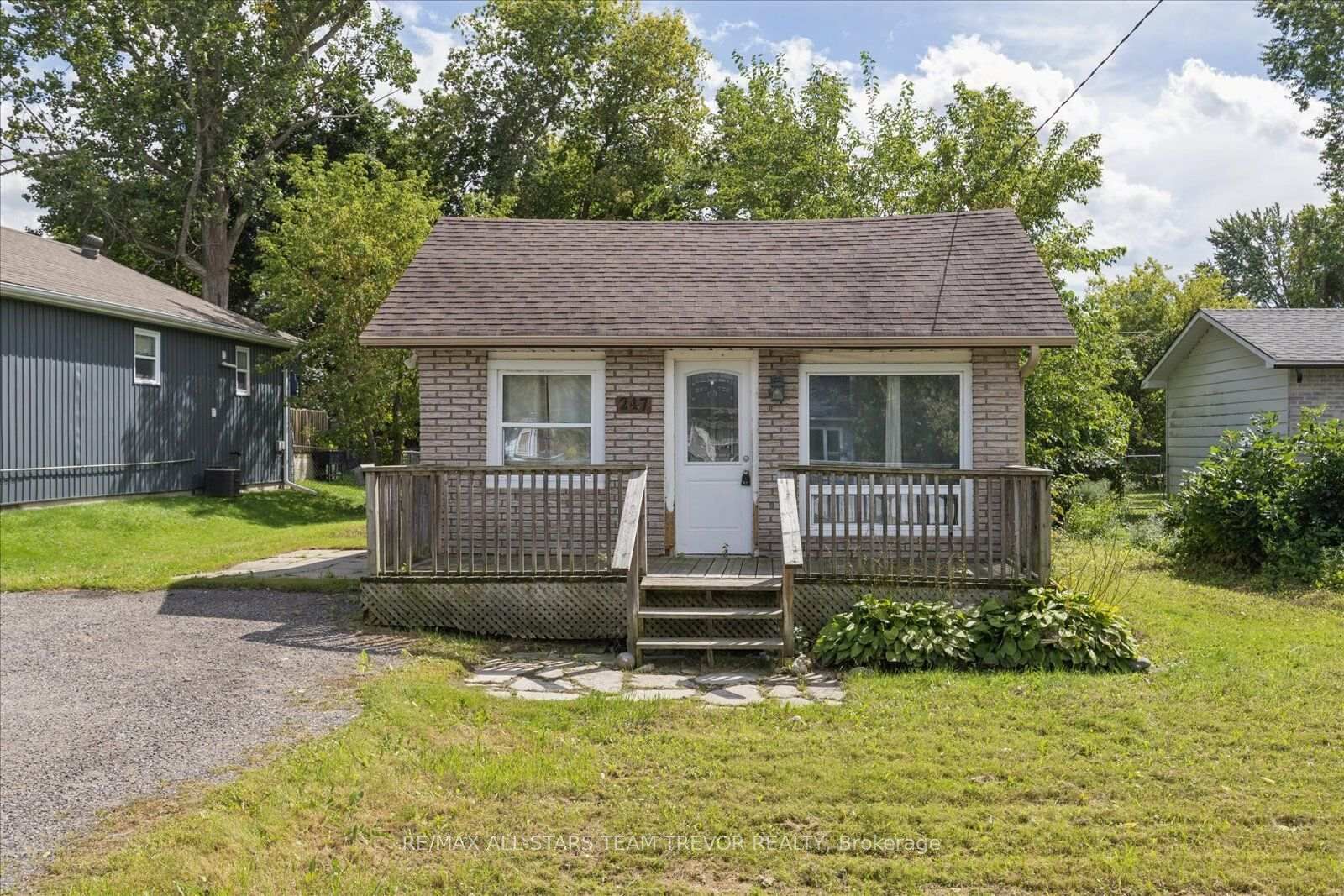 Property Photo:  247 Parkway Avenue  ON L4P 2W1 