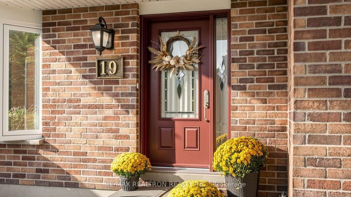 Property Photo:  19 Amberglen Court  ON L9N 1J6 