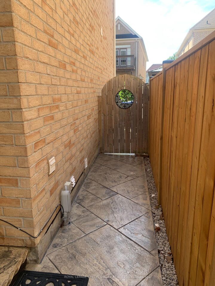 Property Photo:  4 Bonnie Braes Drive  ON L6Y 0G8 