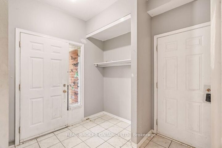 Property Photo:  182 Annapolis Circle  ON K1V 1Z1 