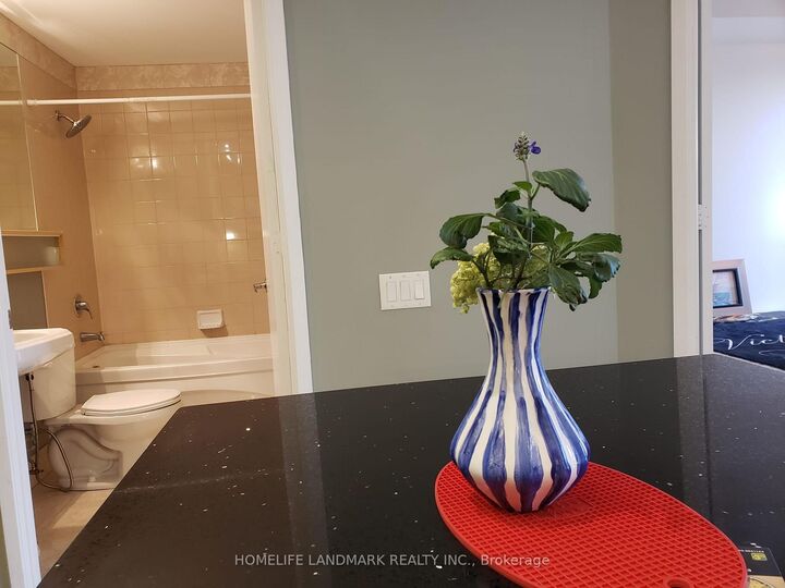 Property Photo:  85 Bloor Street E 1203  ON M4W 3Y1 