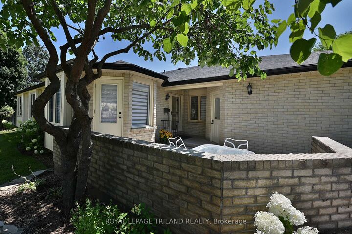 Property Photo:  94 Pine Valley Gate 4  ON N6J 4P7 