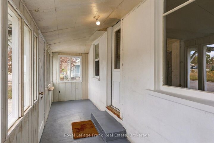 Property Photo:  73 Lindsay Street N  ON K9V 1T7 