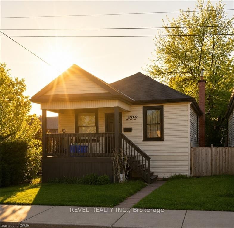 Property Photo:  222 Kensington Avenue N  ON L8L 7N7 