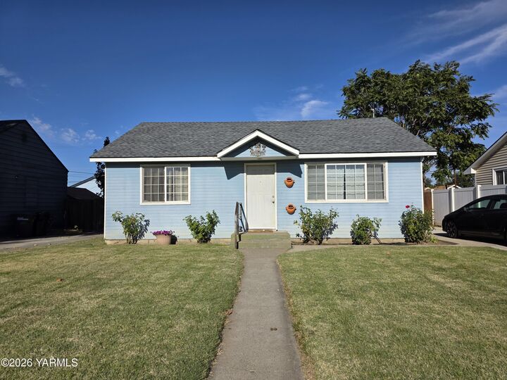 Property Photo: 906 Jefferson Ave WA 98948
