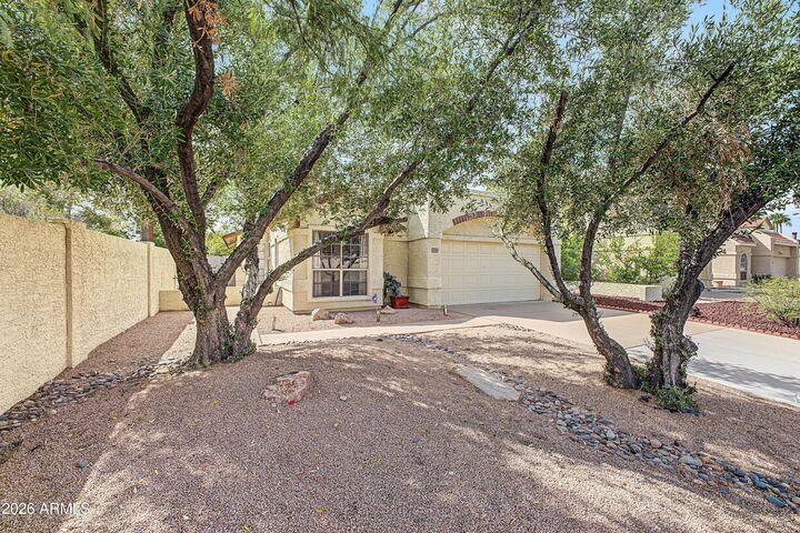 Property Photo:  1229 W Calle Del Norte --  AZ 85224 