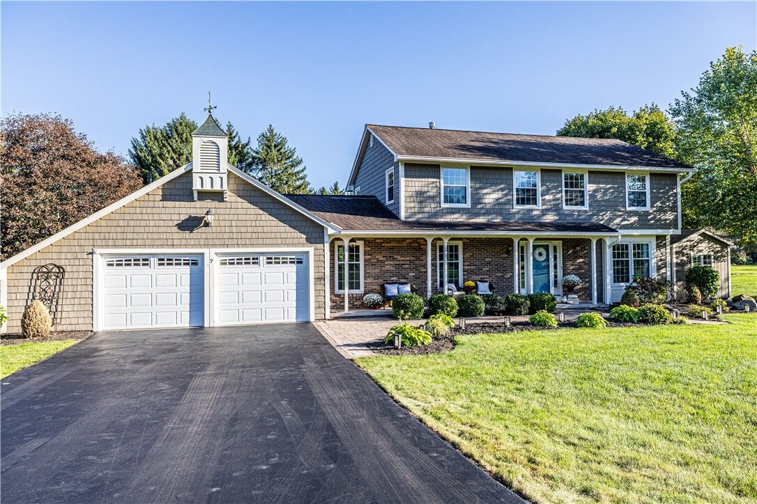 Property Photo:  7 Barben Circle  NY 14506 