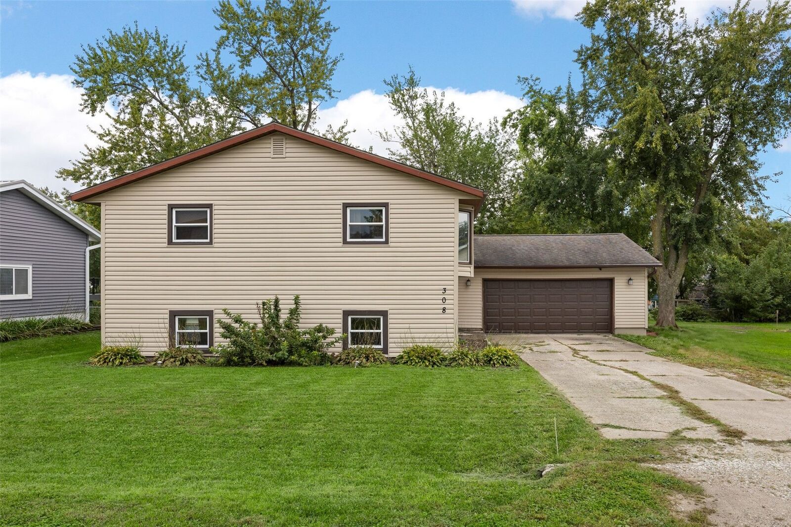 Property Photo:  308 NW Cottage Street  IA 52332 