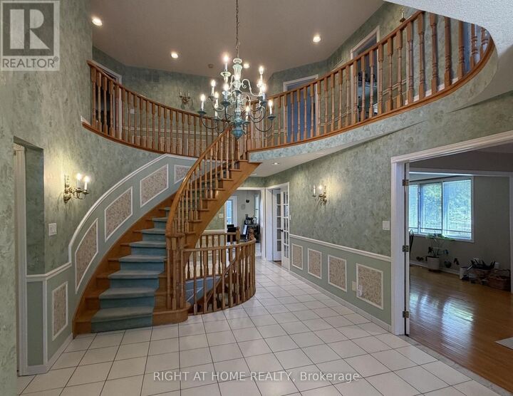 Property Photo: 17 Piccadilly Road ON L4B 1S5
