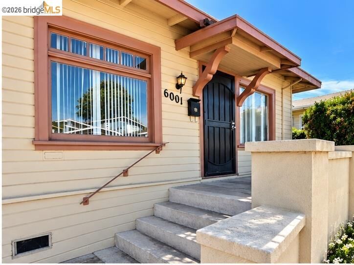 Property Photo:  6001 Holway St  CA 94621 