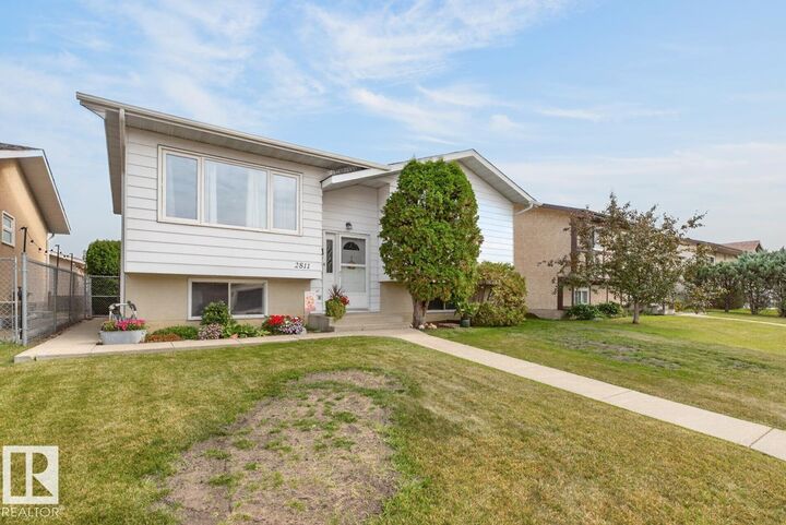 Property Photo:  2811 37 Avenue NW  AB T6L 4G4 