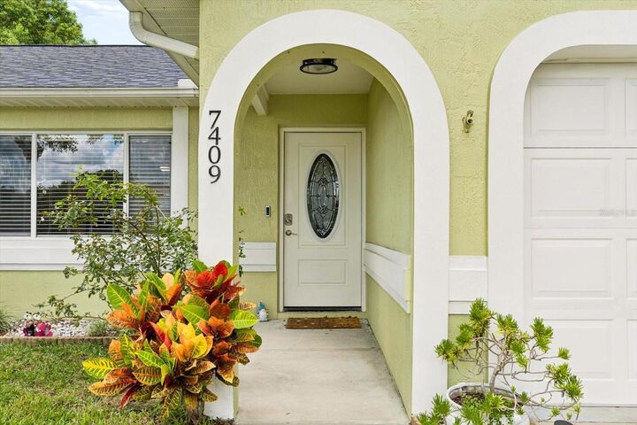 Property Photo:  7409 Fairwood Avenue  FL 34653 