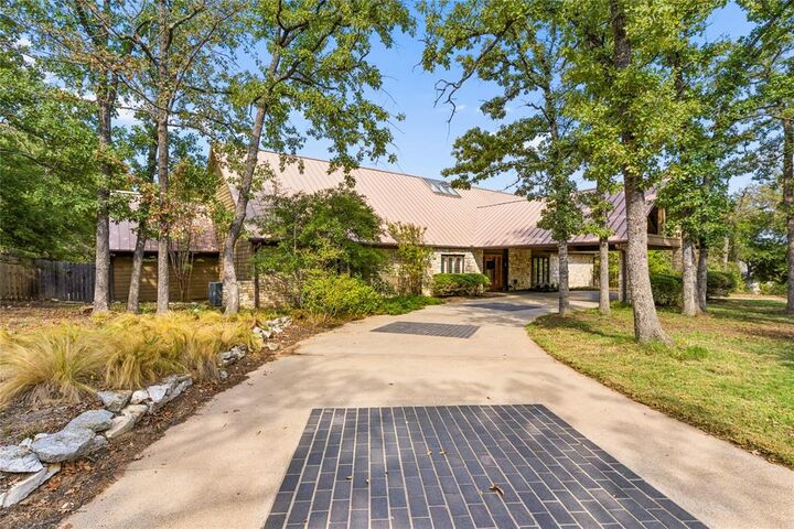 Property Photo: 2717 Hartlee Court TX 76208