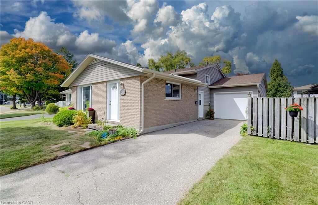 Property Photo:  30 Kingswood Drive  ON N2E 1A7 
