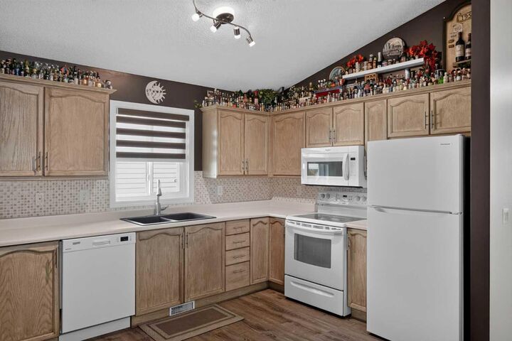Property Photo:  34 Mt Aberdeen Link SE  AB T2Z 3N6 