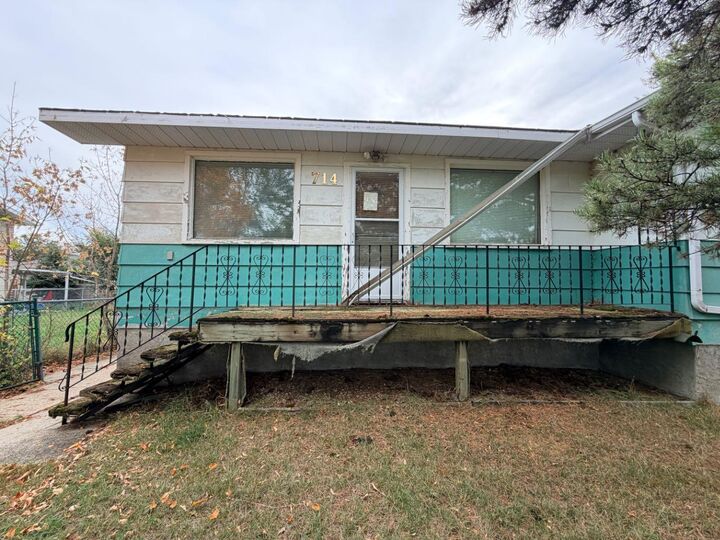 Property Photo:  714 2 Street SW  AB T0J 0Y6 