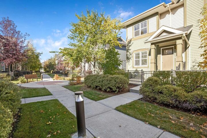 Property Photo:  1014 McKenzie Towne Villas SE  AB T2Z 1E4 