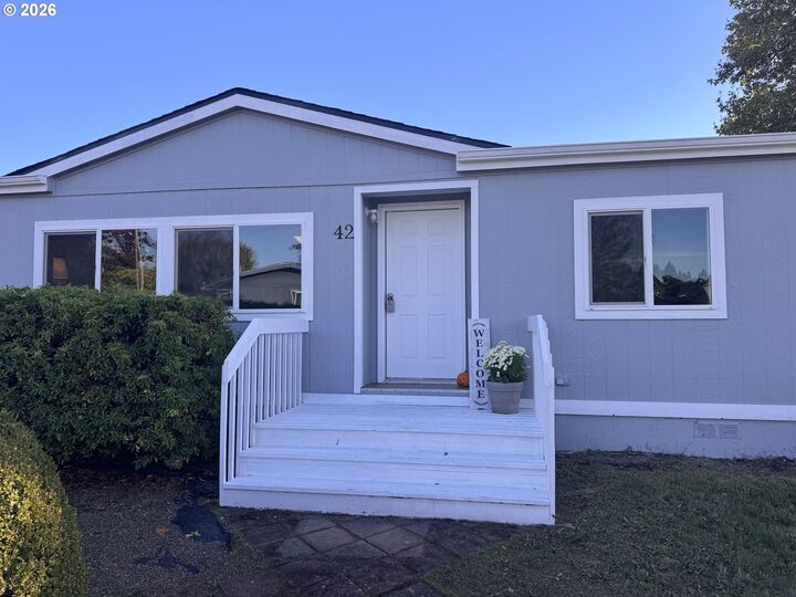 Property Photo:  1145 SW Cypress St 42  OR 97128 