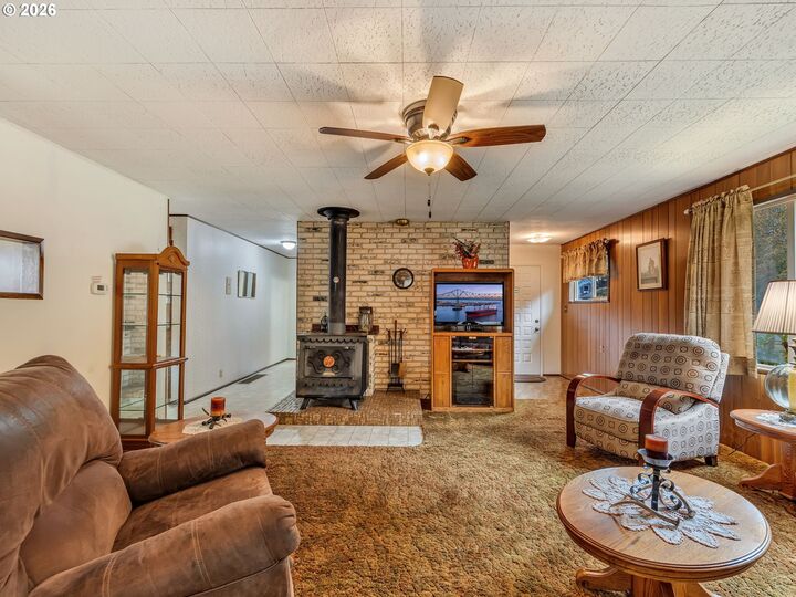 Property Photo:  43002 Hillcrest Loop  OR 97103 