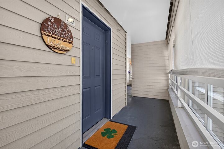 Property Photo:  2125  California Avenue SW 302  WA 98116 