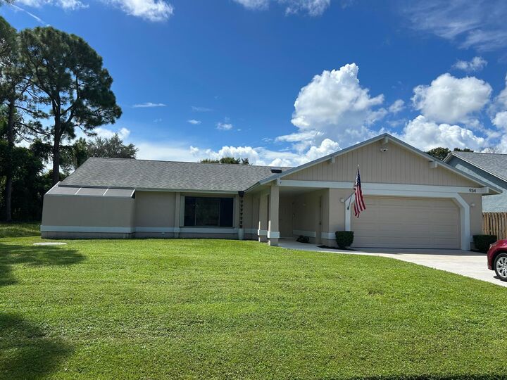 Property Photo: 934 SE Atlantus Avenue FL 34983