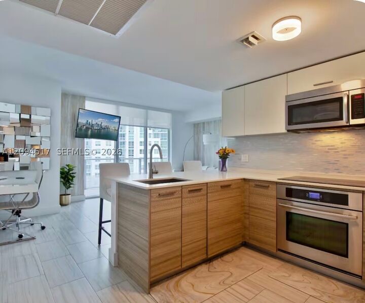 Property Photo:  1300 Brickell Bay Dr 1711  FL 33131 