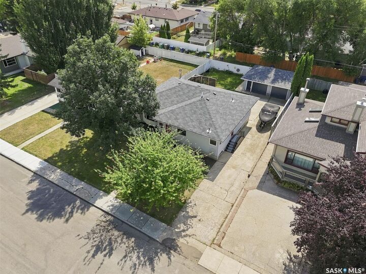 Property Photo:  416 Willow Street E  SK S7J 0C8 