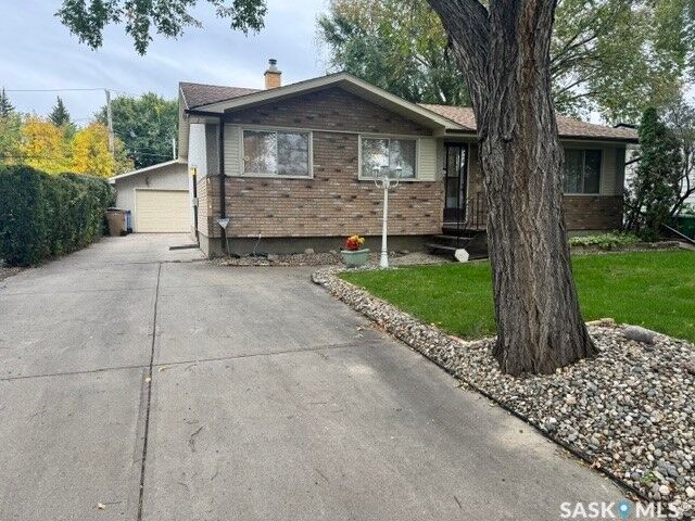 Property Photo:  147 Woodward Avenue  SK S4R 3H5 