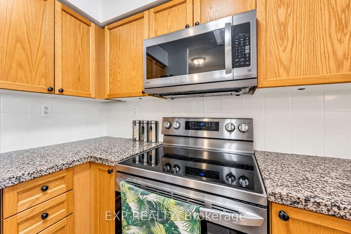 Property Photo:  5 Michael Power Place 709  ON M9A 0A3 