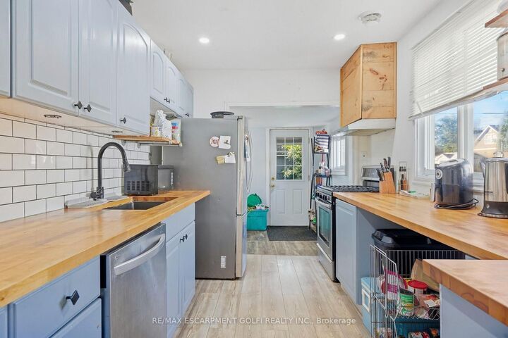 Property Photo:  21 Exeter Avenue  ON L3B 4X9 