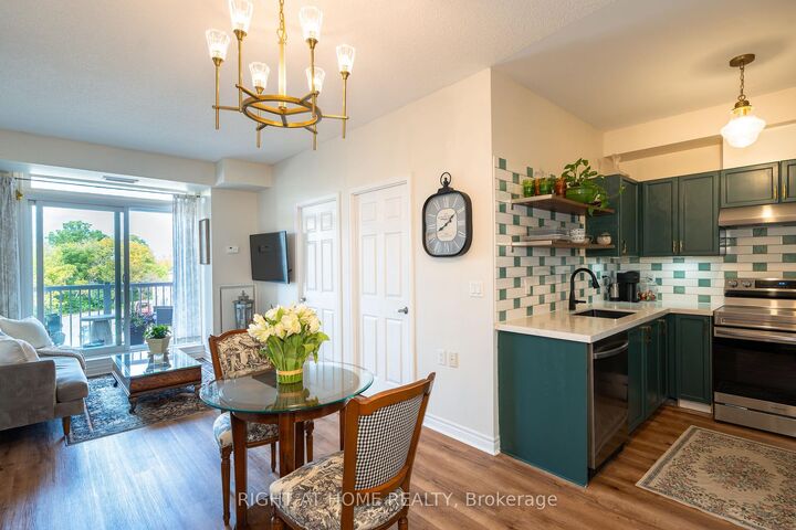 Property Photo:  15450 Yonge Street 202  ON L4G 0K1 