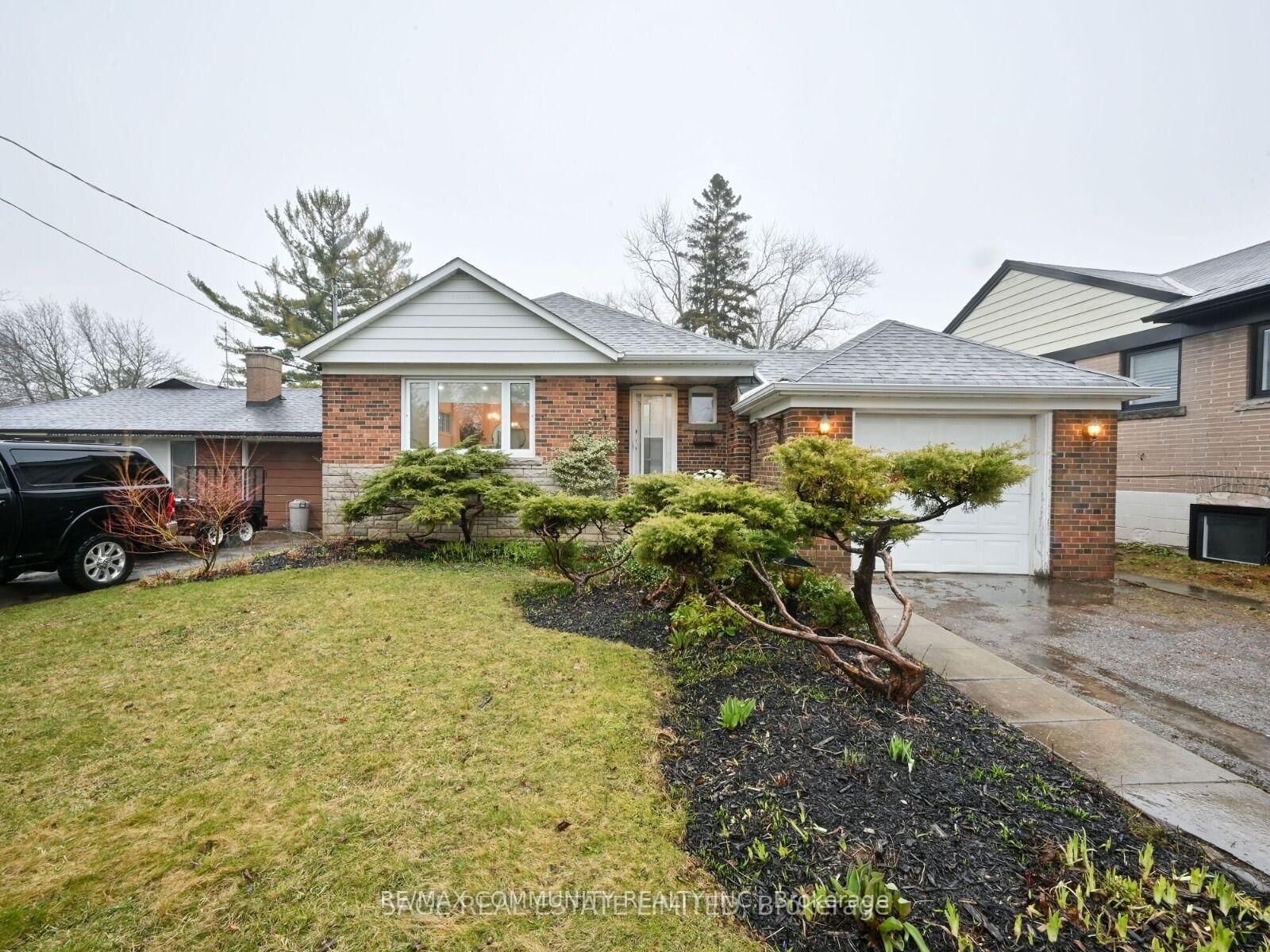 Property Photo:  15 Saunders Road  ON M1J 3J1 