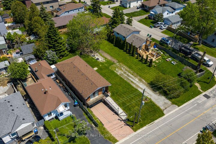 Property Photo:  1067 Alexandra Avenue  ON L5E 2A1 