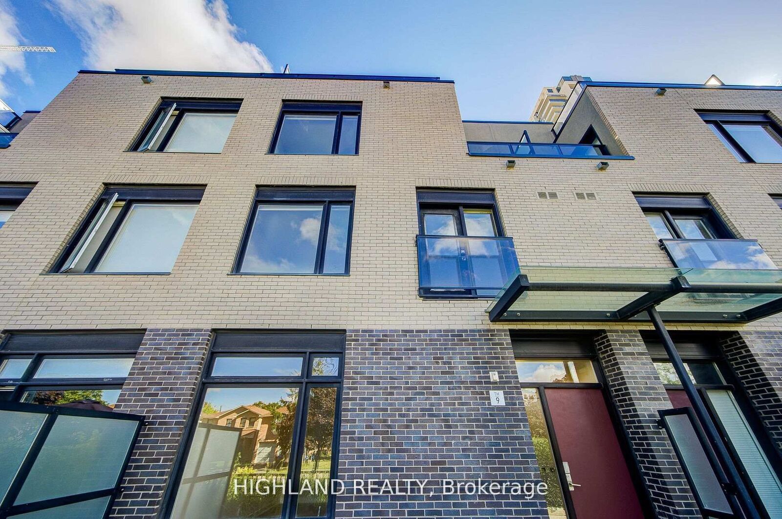 Property Photo:  4070 Parkside Village Drive 9  ON L5B 0K2 