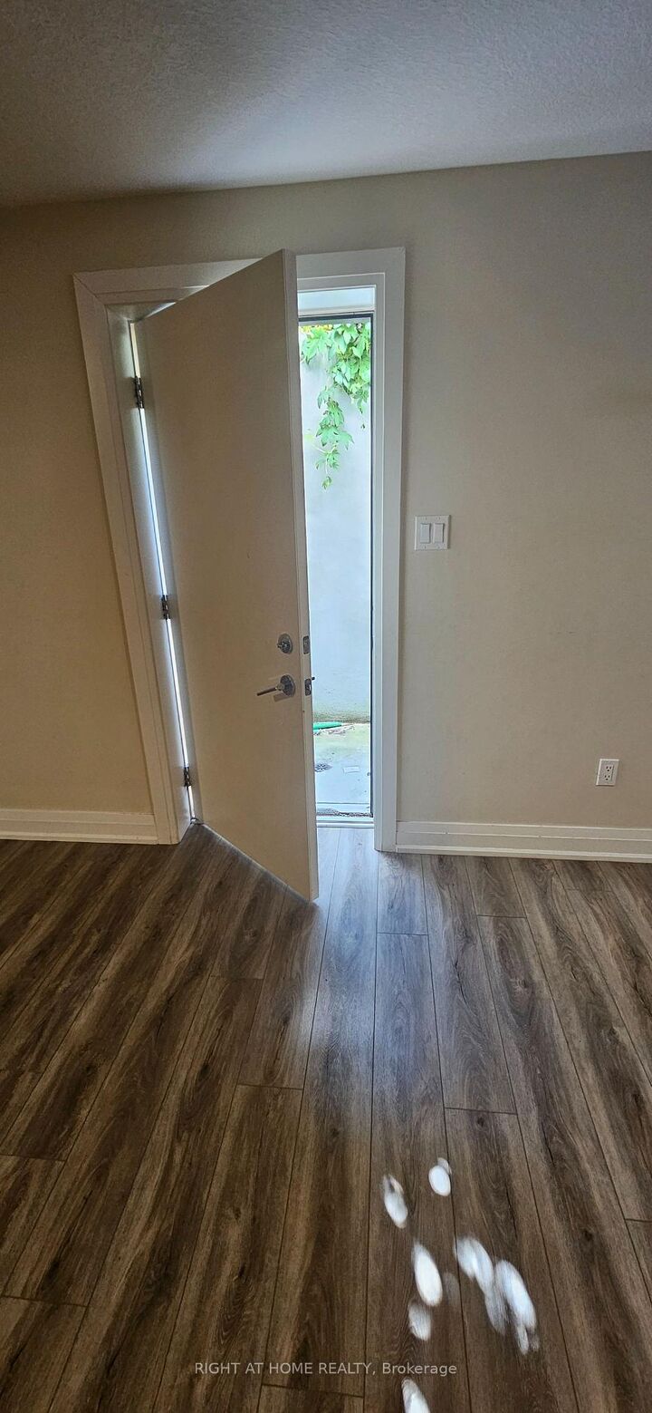 Property Photo:  1633 Medway Park Drive  ON N6G 3W1 