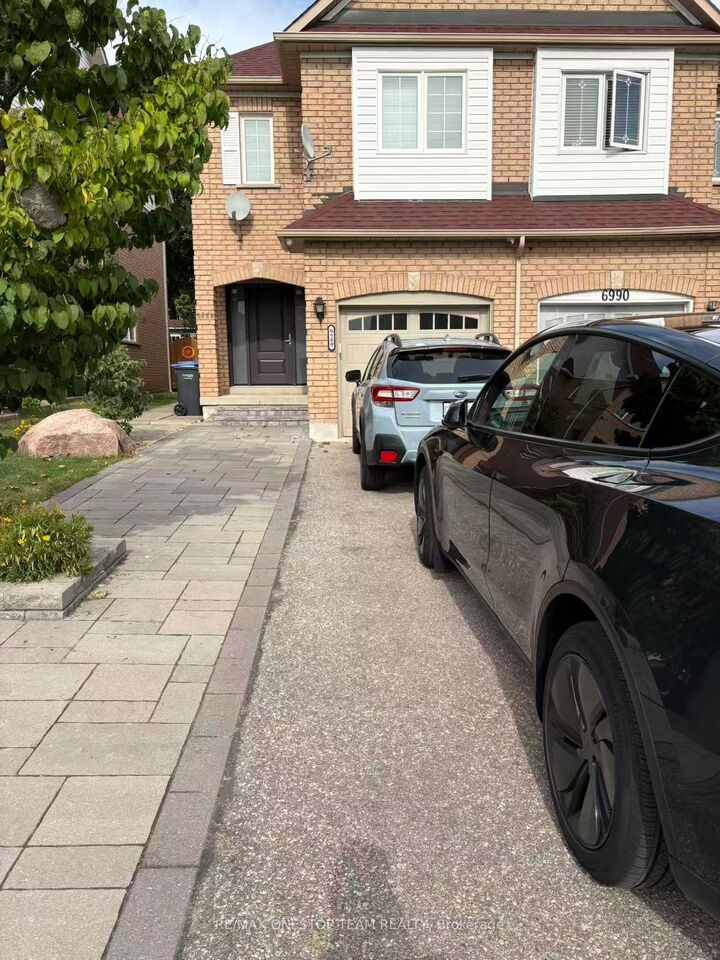 Property Photo:  6988 Tassel Crescent  ON L5W 1G7 