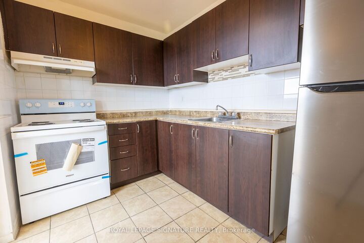 Property Photo:  161 Oakwood Avenue 1808  ON M6E 2V2 