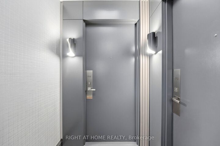 Property Photo:  7171 Yonge Street 1702  ON L3T 0C5 