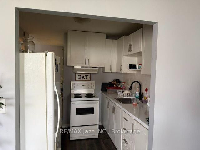 Property Photo:  43 Wayne Avenue 2  ON L1G 3P8 