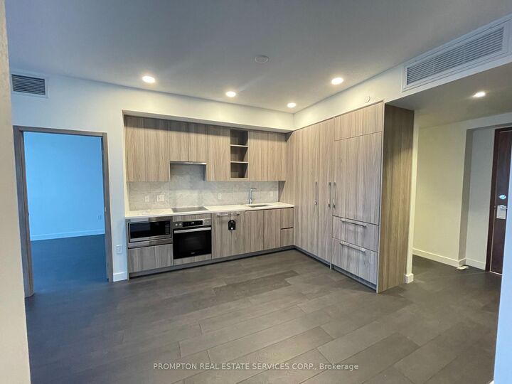 Property Photo:  85 McMahon Drive 3209  ON M2K 0H1 