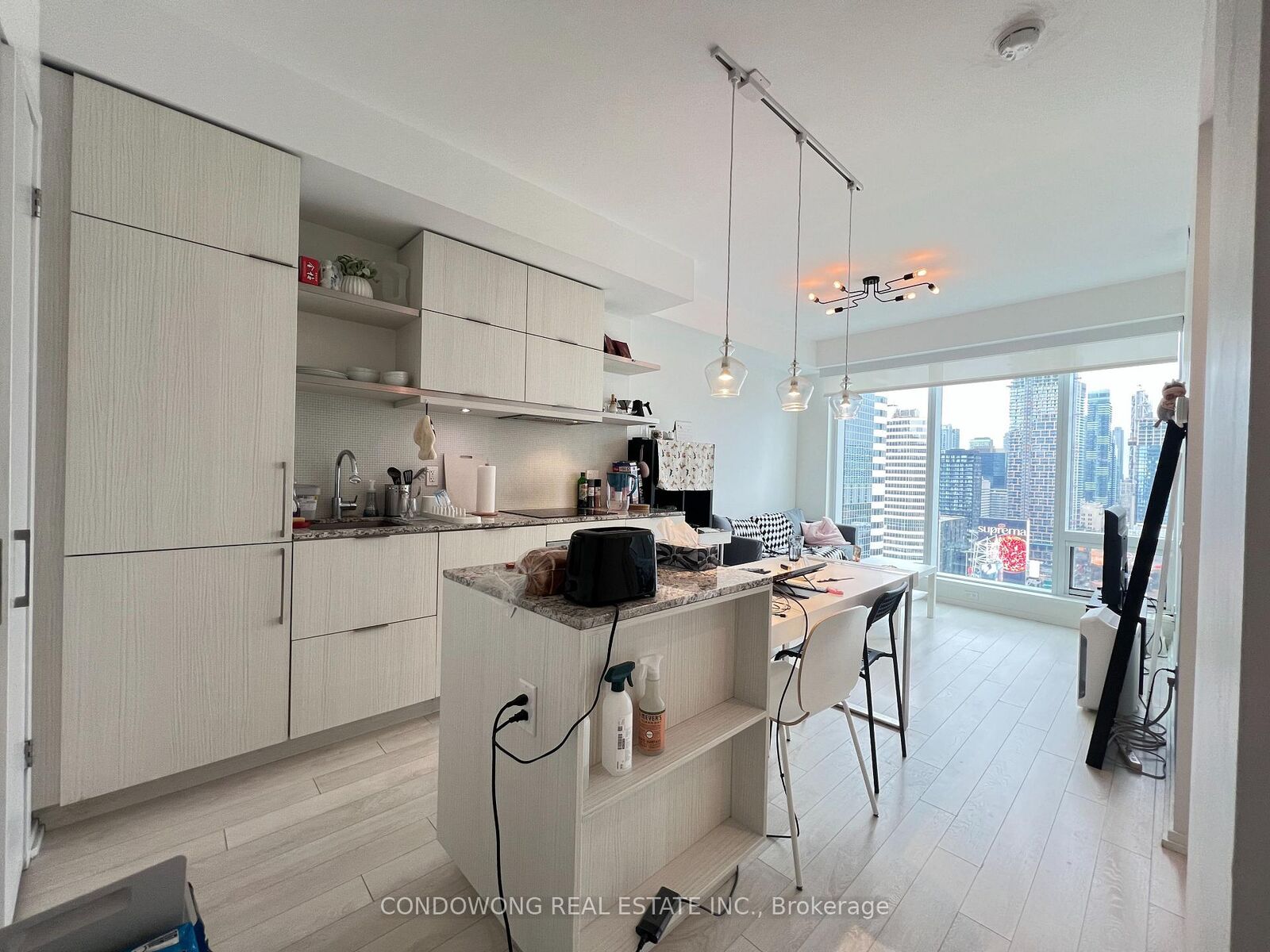 Property Photo:  197 Yonge Street 2501  ON M5B 0C1 